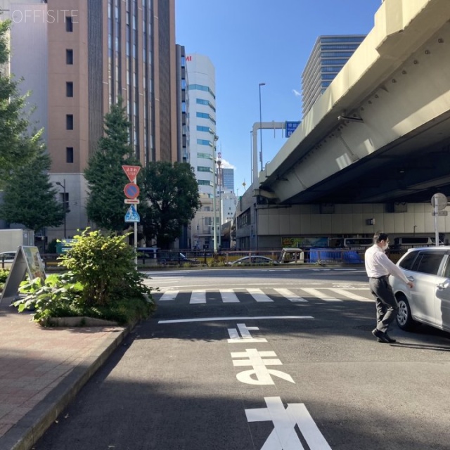 辰ビル ビル前面道路