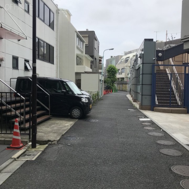 ラ・セーヌビル ビル前面道路