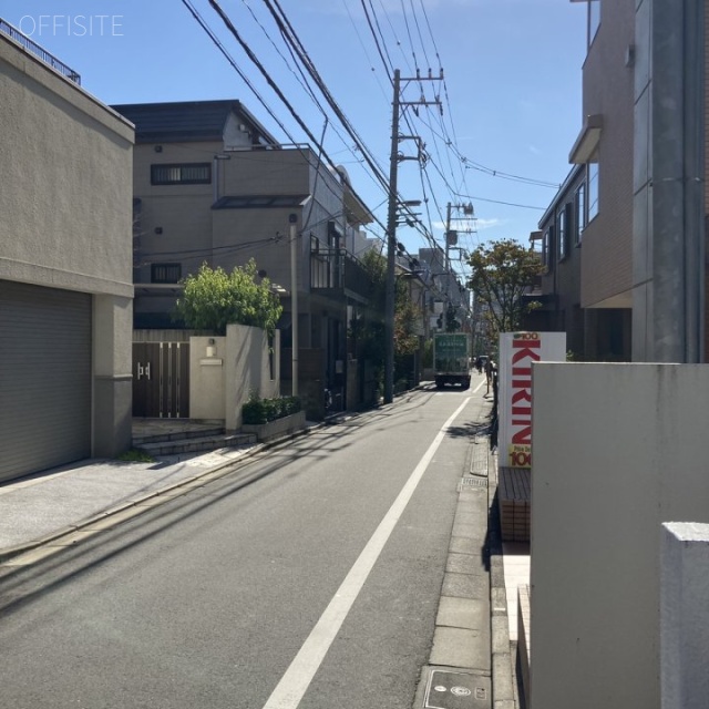 ウィーン四谷 ビル前面道路