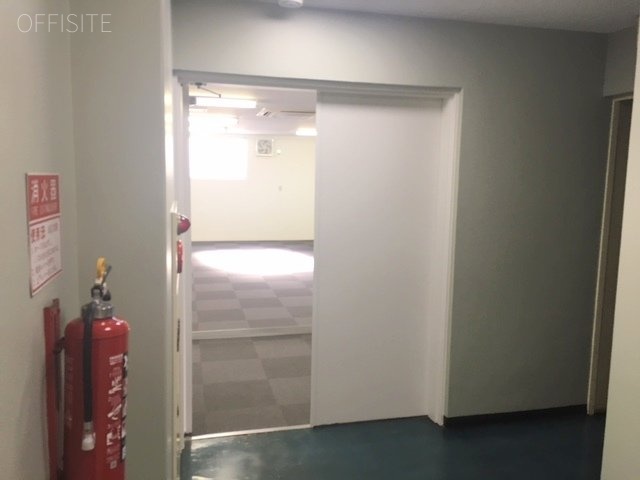 東新宿龍生堂ビル 貸室入口