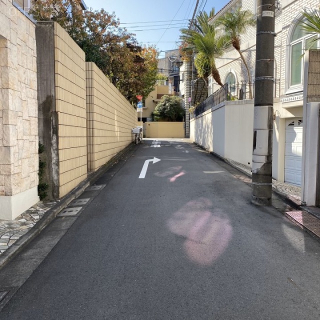 松濤YAヒルズ ビル前面道路