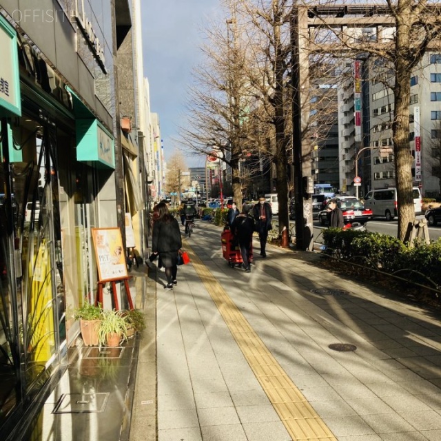 西新宿小出ビル　ビル前面道路