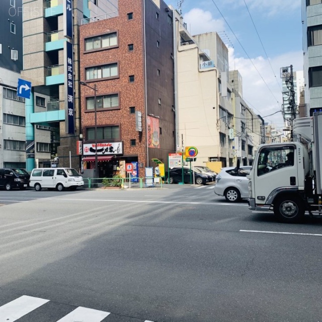 クレイン末広 ビル前面道路