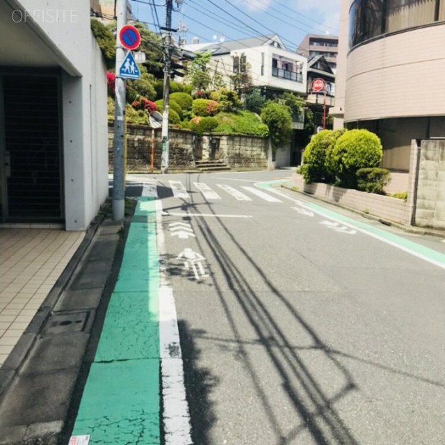 富ヶ谷小川ビル ビル前面道路