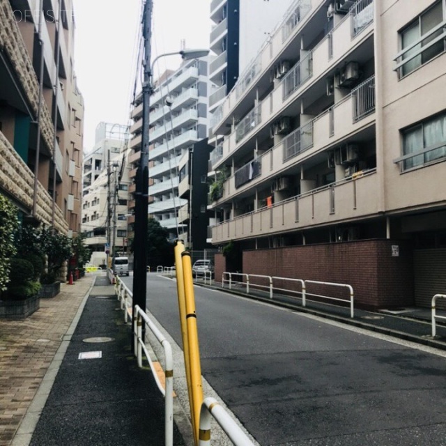 ユニーブル島津山 ビル前面道路