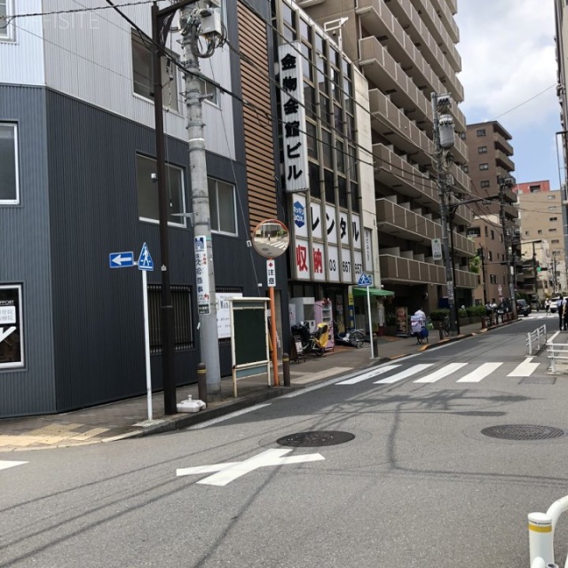 プラスリノ日本橋浜町 ビル前面道路