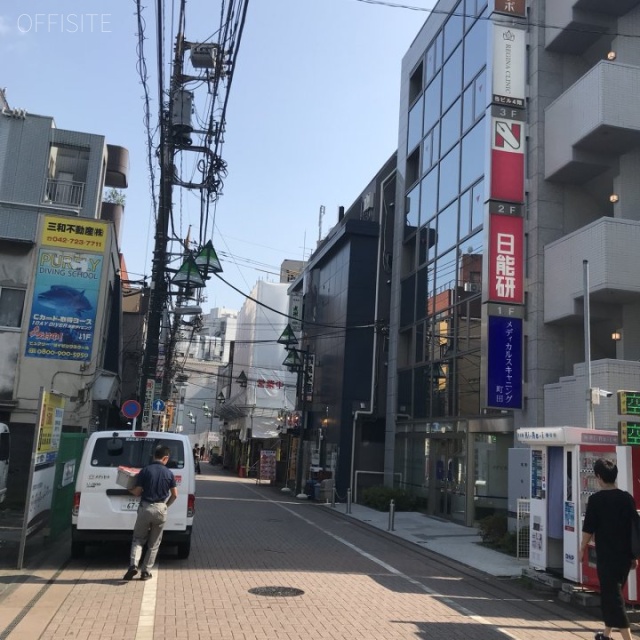 高峰ビル ビル前面道路