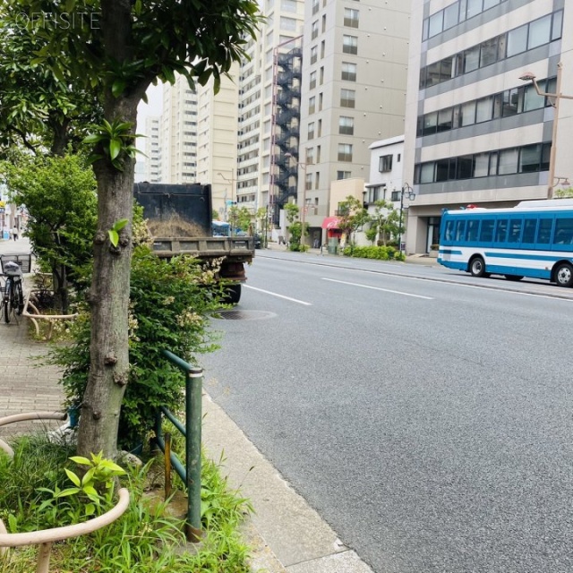 TOMビル ビル前面道路