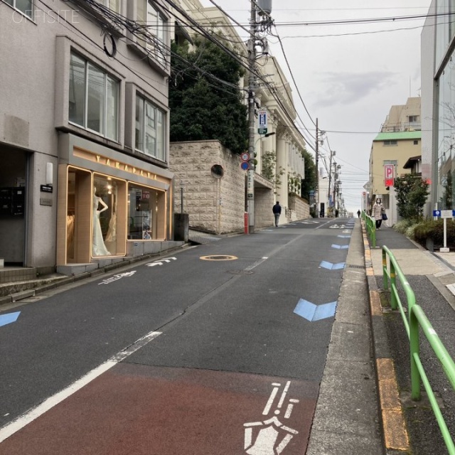 サタール青山 ビル前面道路