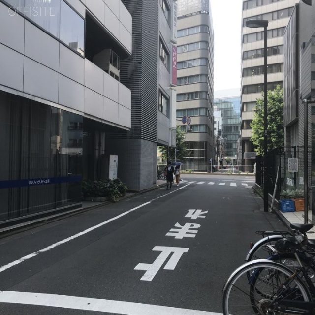 ユニゾ岩本町三丁目ビル南館 ビル前面道路