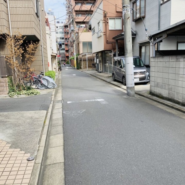 丸喜ビル ビル前面道路