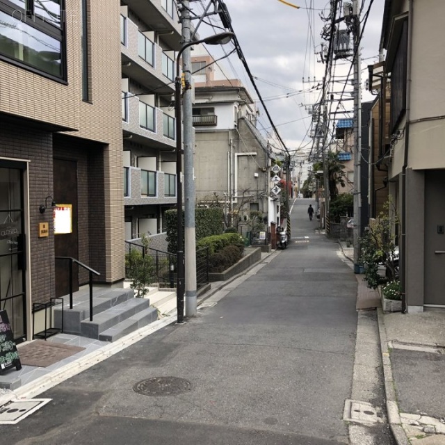 とぎやレジデンス ビル前面道路