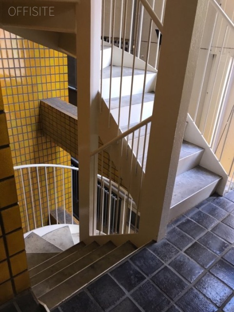 御苑イキビル 階段