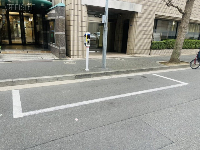 ルート蛎殻町ビル 前面に白枠駐車場