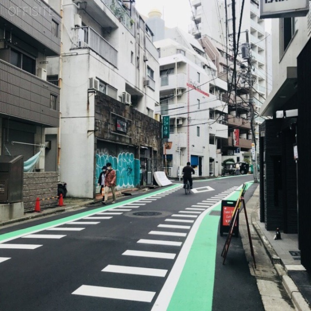 メゾン神泉 ビル前面道路