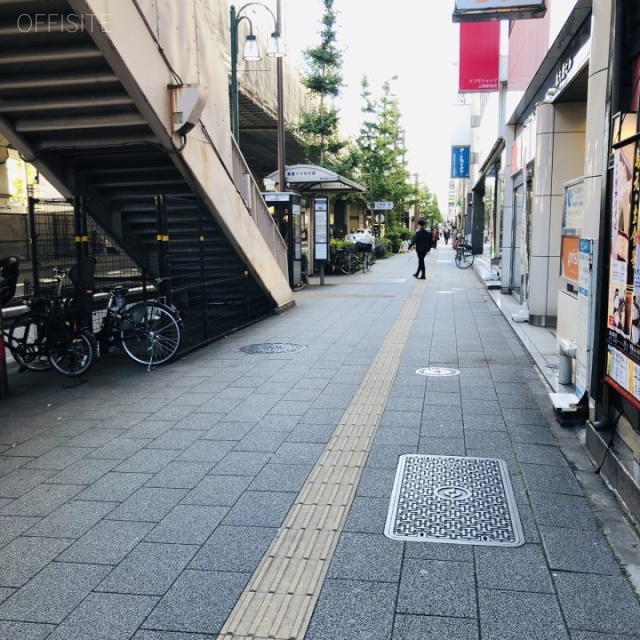 あいおい都信ビル ビル前面道路