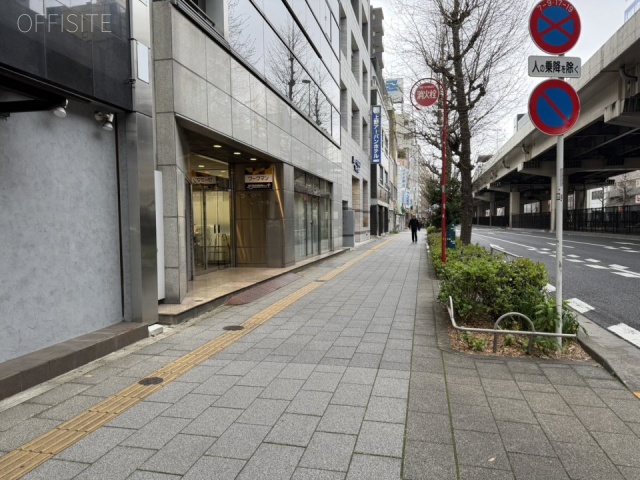 晴花ビル 前面歩道