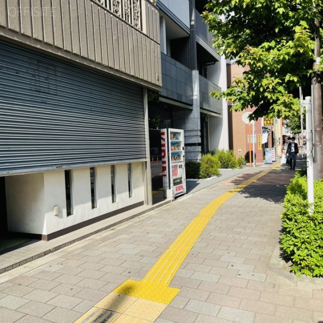 村井ビル ビル前面道路