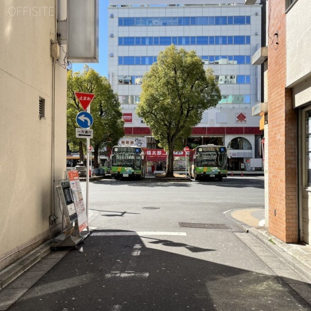 小川ビル 側道(エントランス側)