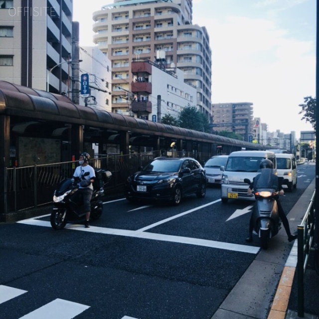 トライベッカ早稲田 前面は新目白通り