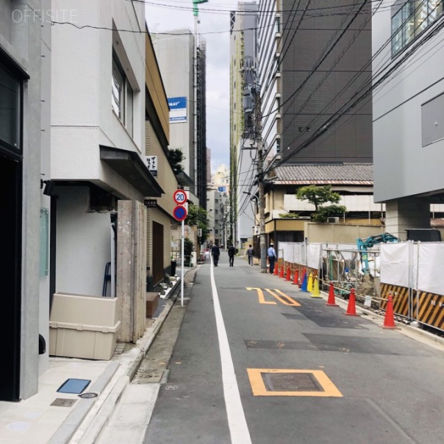リードシー赤坂 ビル前面道路