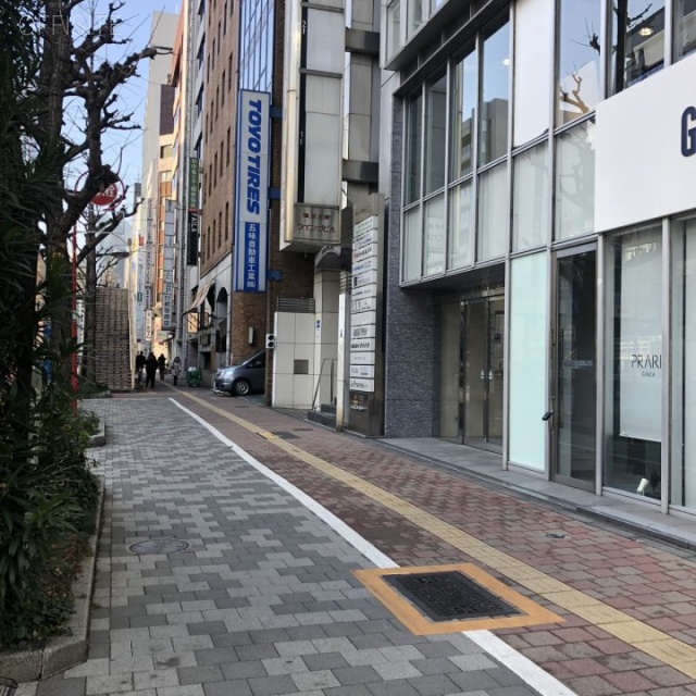 プレリー銀座ビル ビル前面道路