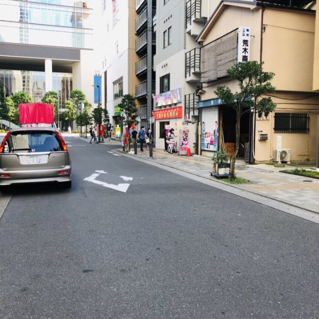 AKIBA426 ビル前面道路