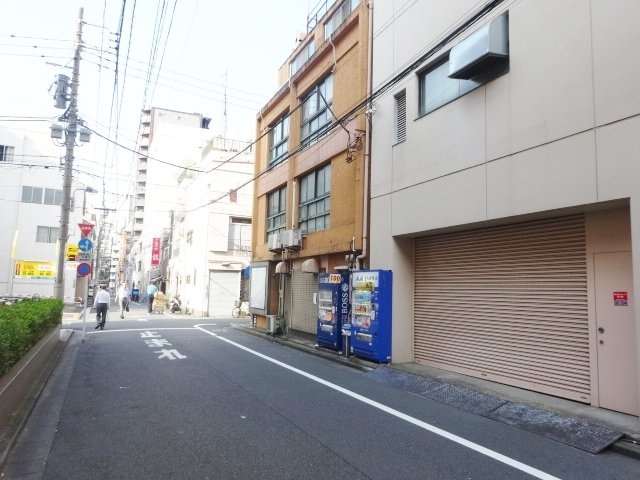 カナレビル ビル前面道路