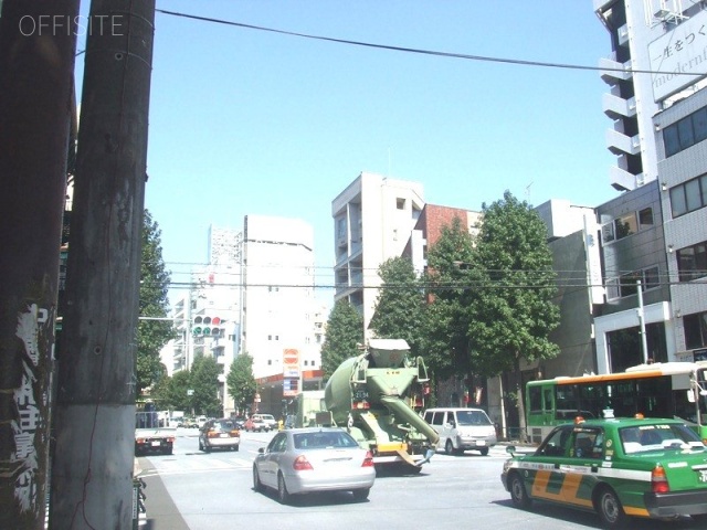 バルビゾン68 ビル前面道路
