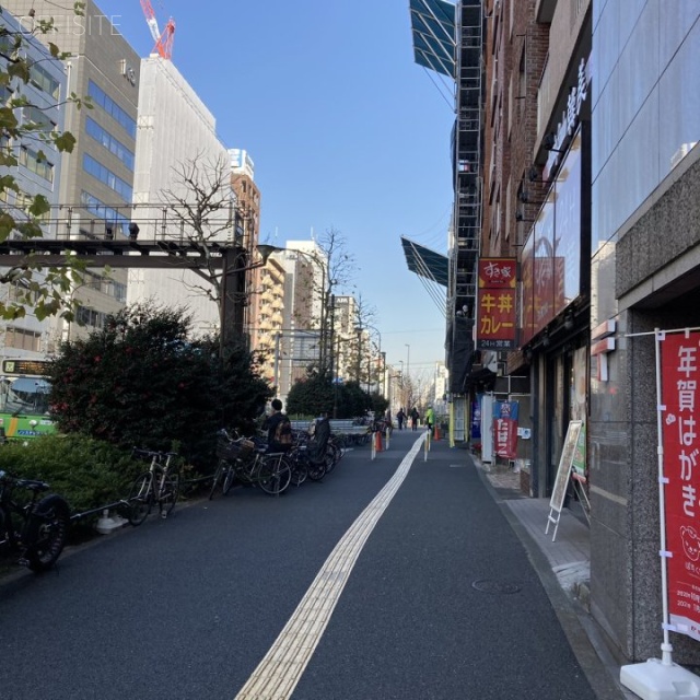 ラ・ベルティ新宿 ビル前面道路