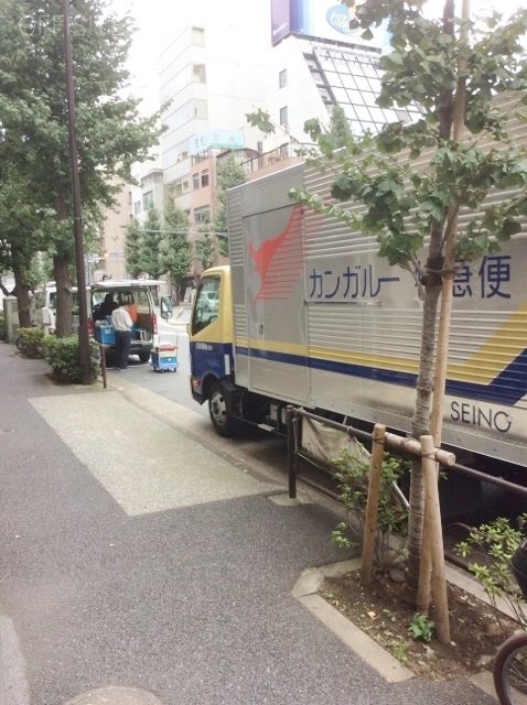 岩片ビル ビル前面道路