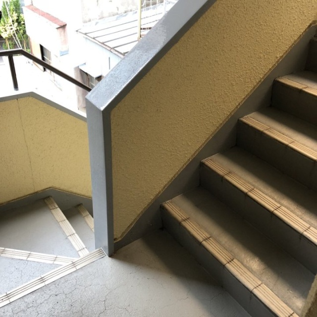 石田ビル 階段