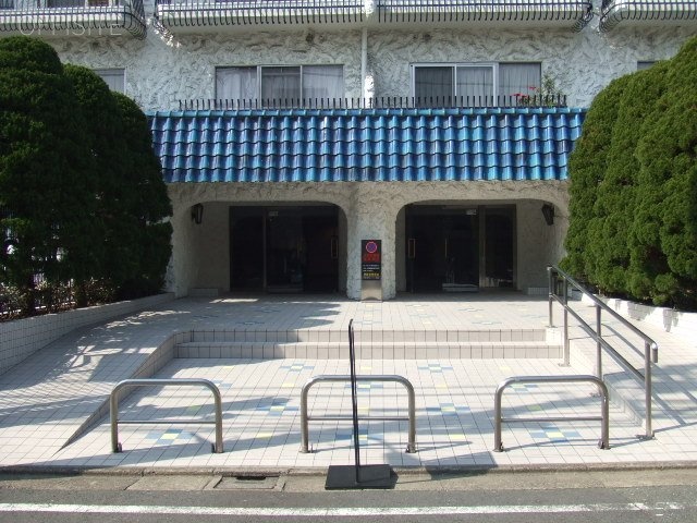 秀和第2南平台レジデンスビル エントランス