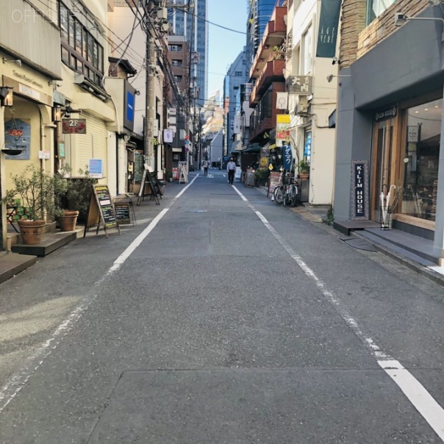 荻津ビル ビル前面道路