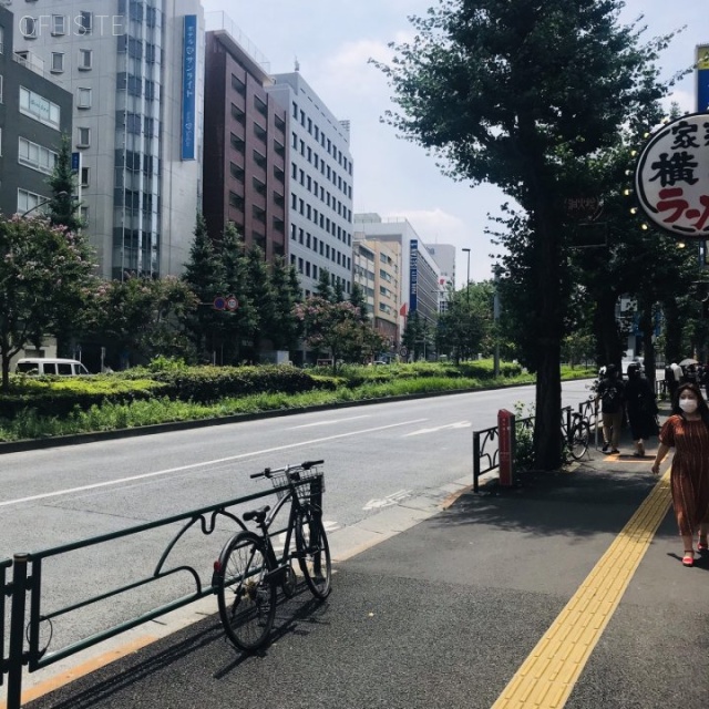 新宿北西ビル ビル前面道路