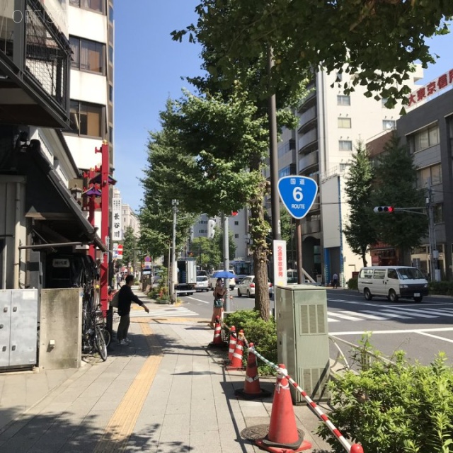 ビッグベンビル ビル前面道路