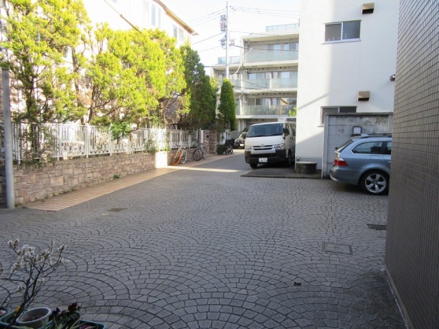 ツイン南青山ビル　ビル前面道路