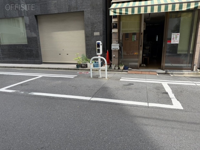 川上ビル 前面に白枠駐車場
