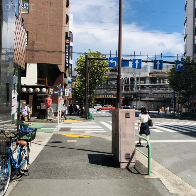KDX神田駅前ビル　ビル前面道路