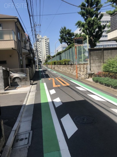 ARK TERRACE 東新宿 ビル前面道路