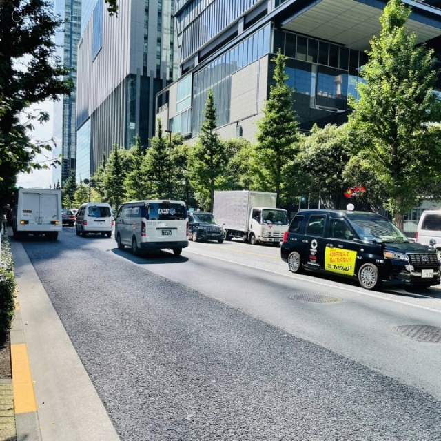 東京サンケイビル ビル前面道路