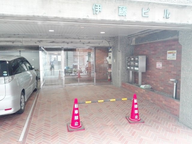 伊藤ビル エントランス