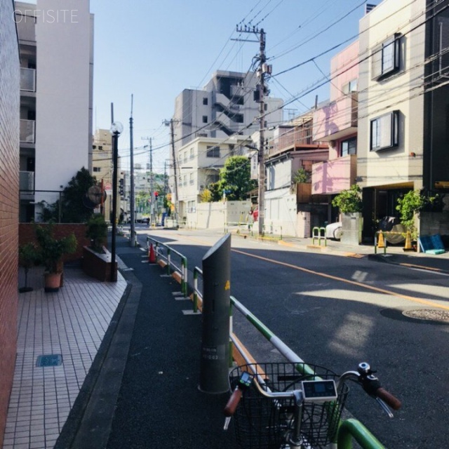 マック小石川コート ビル前面道路