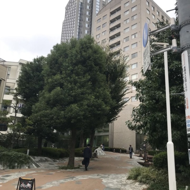 フルール広尾 ビル前面道路