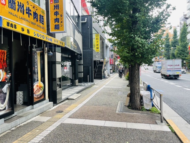 アトラスビル　前面歩道