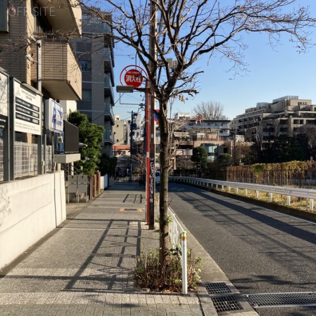 KASHIYAMA DAIKANYAMA ビル前面道路