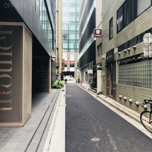 小森ビル　ビル前面道路