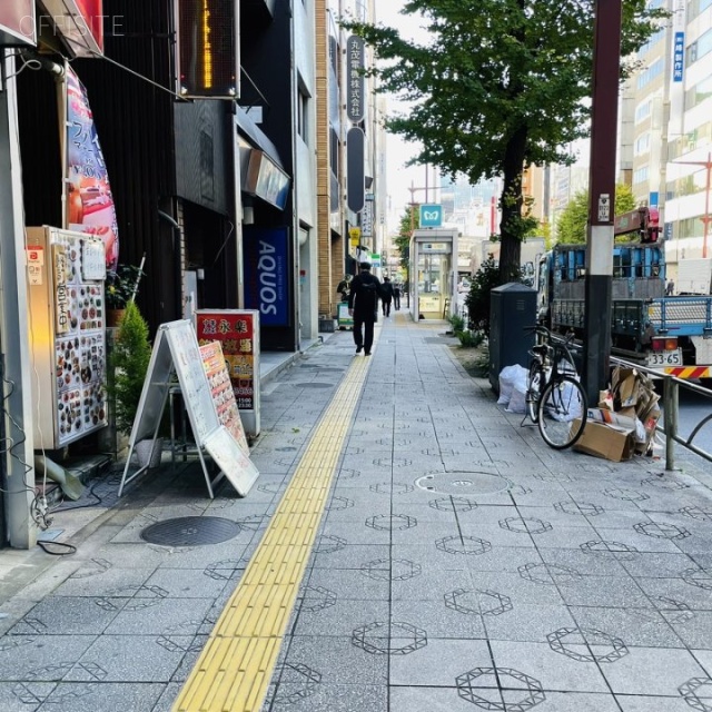 KANDA CROSS　ビル前面道路