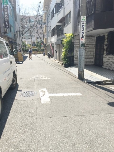 東冷ビル ビル前面道路