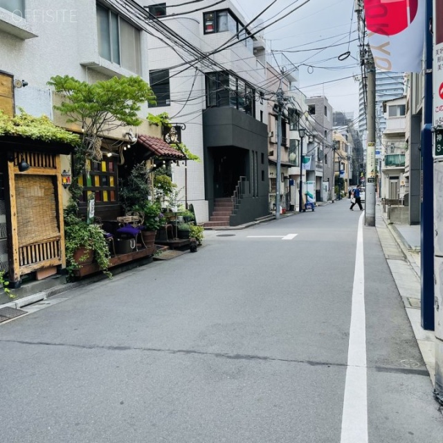 三光産業本社ビル　ビル前面道路